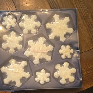 Elegant White Snowflake Ornaments Set